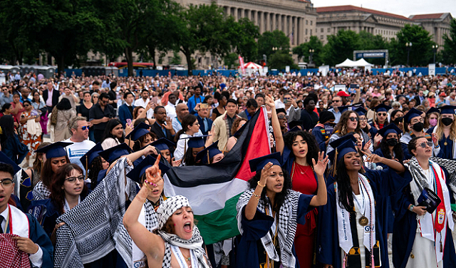 ترامب يوقع أمرا تنفيذيا يتيح ترحيل الطلاب الداعمين لفلسطين