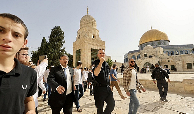 بن غفير يقتحم مع مستوطنين المسجد الأقصى 